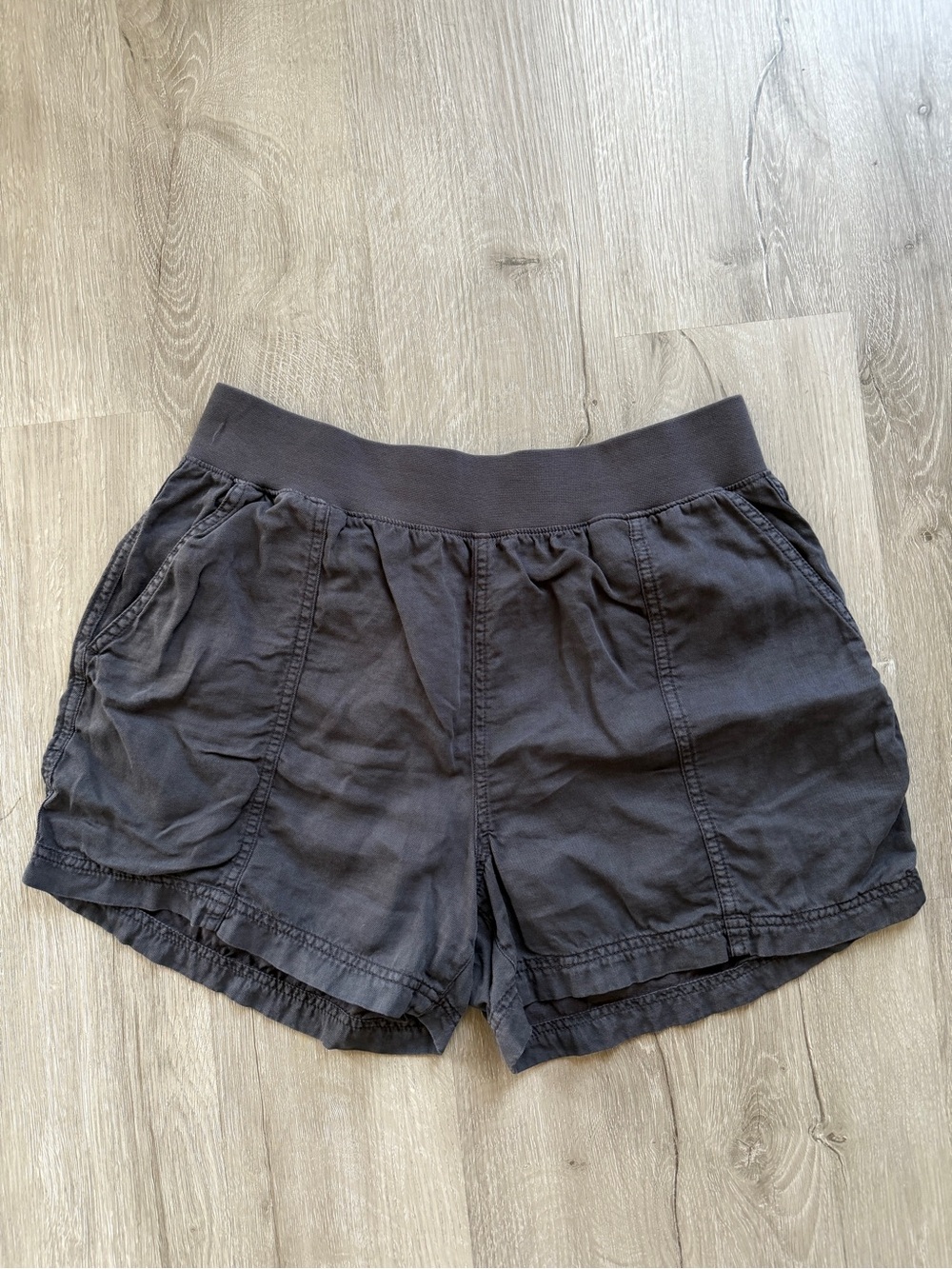 Faherty Womens lyocell linen blend Arlie pull on short medium